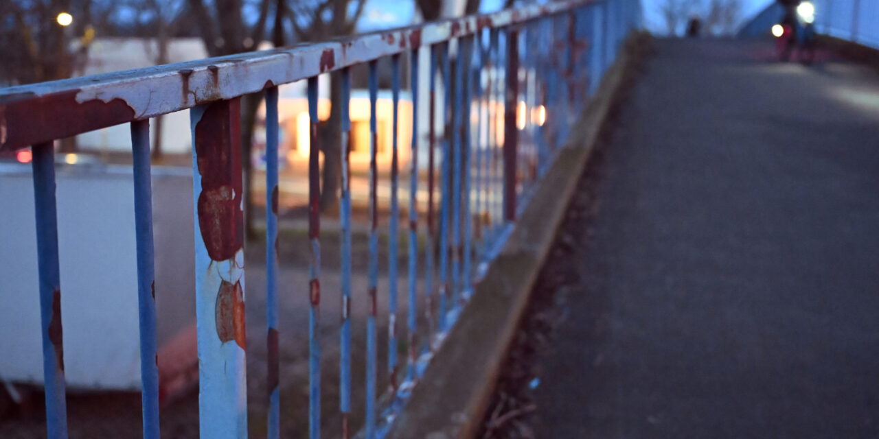 Letzte Schritte auf der blauen Brücke