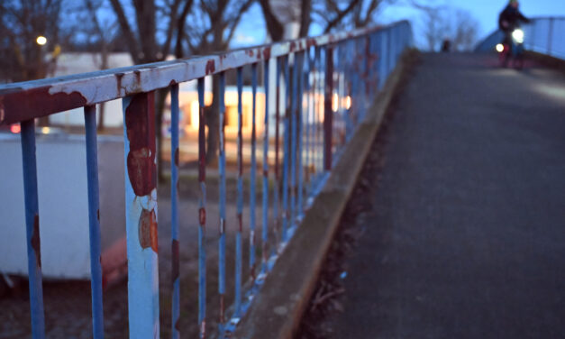 Letzte Schritte auf der blauen Brücke